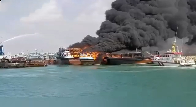 آتش سوزی در ۴ لنج باری و ماهیگیری بندر جاسک