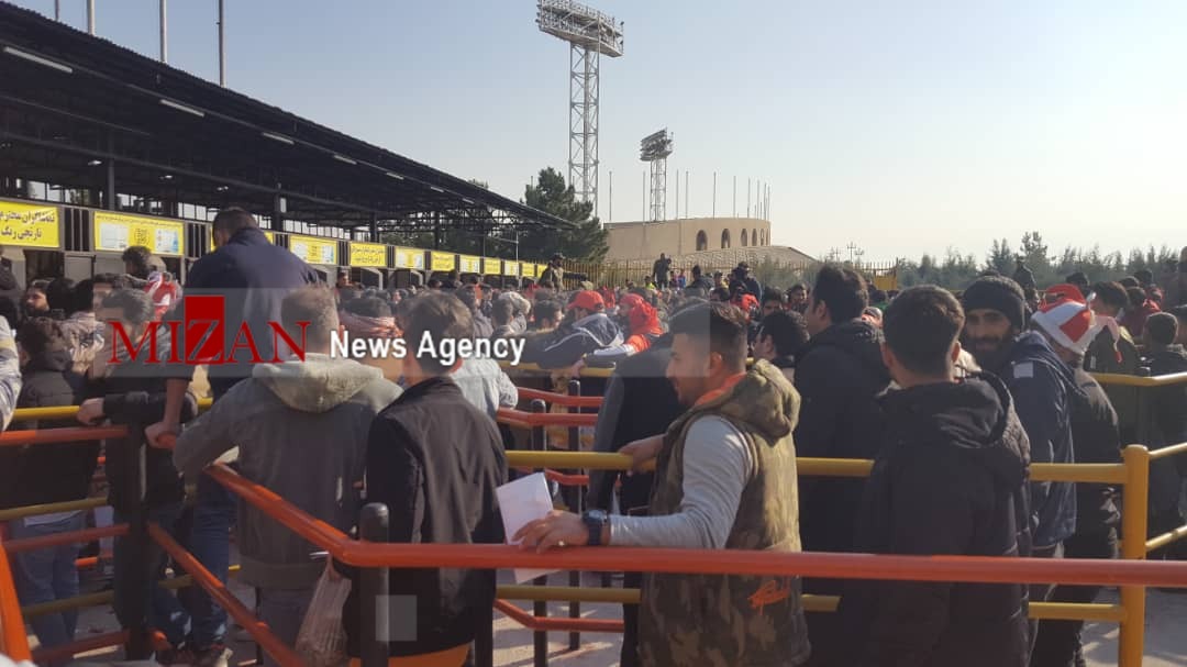 شعار هواداران پرسپولیس و تراکتور در گیت‌های بلیت‌فروشی علیه یکدیگر