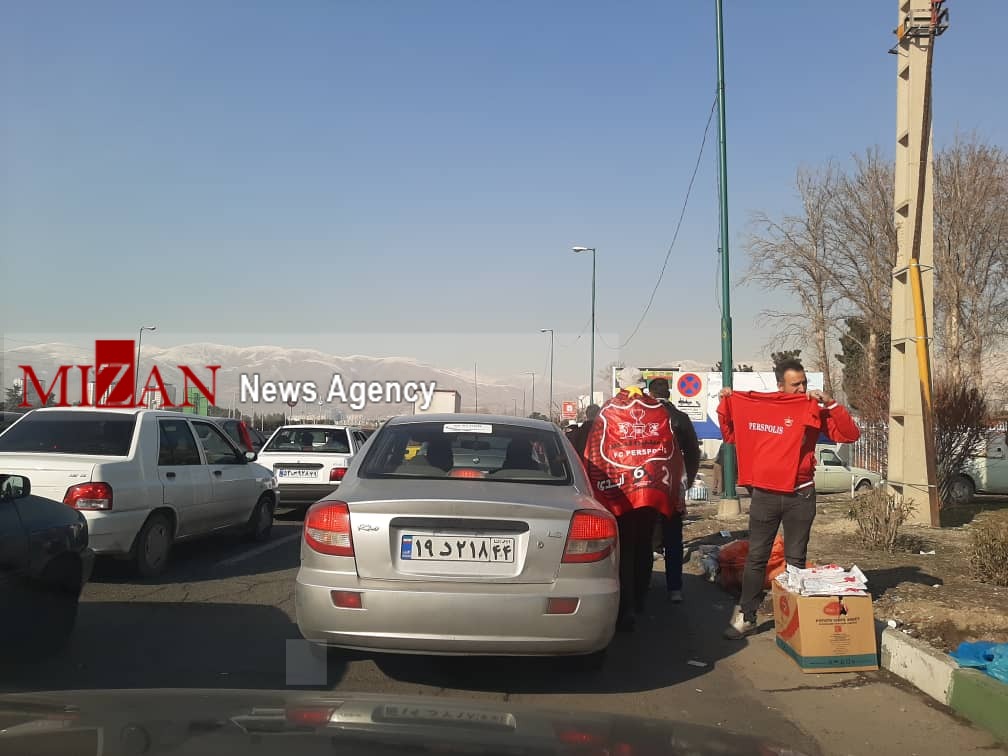 شعار هواداران پرسپولیس و تراکتور در گیت‌های بلیت‌فروشی علیه یکدیگر