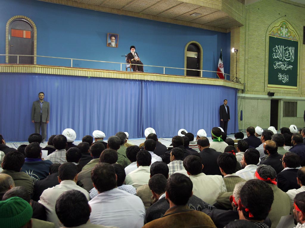 بعضی نگویند که مردم را فقط برای انتخابات میخواهند؛ نه، انتخابات یک نشانه است. انتخابات یک مقطع از مقاطع حضور مردم است بعضی نگویند که مردم را فقط برای انتخابات میخواهند؛ نه، انتخابات یک نشانه است. انتخابات یک مقطع از مقاطع حضور مردم است