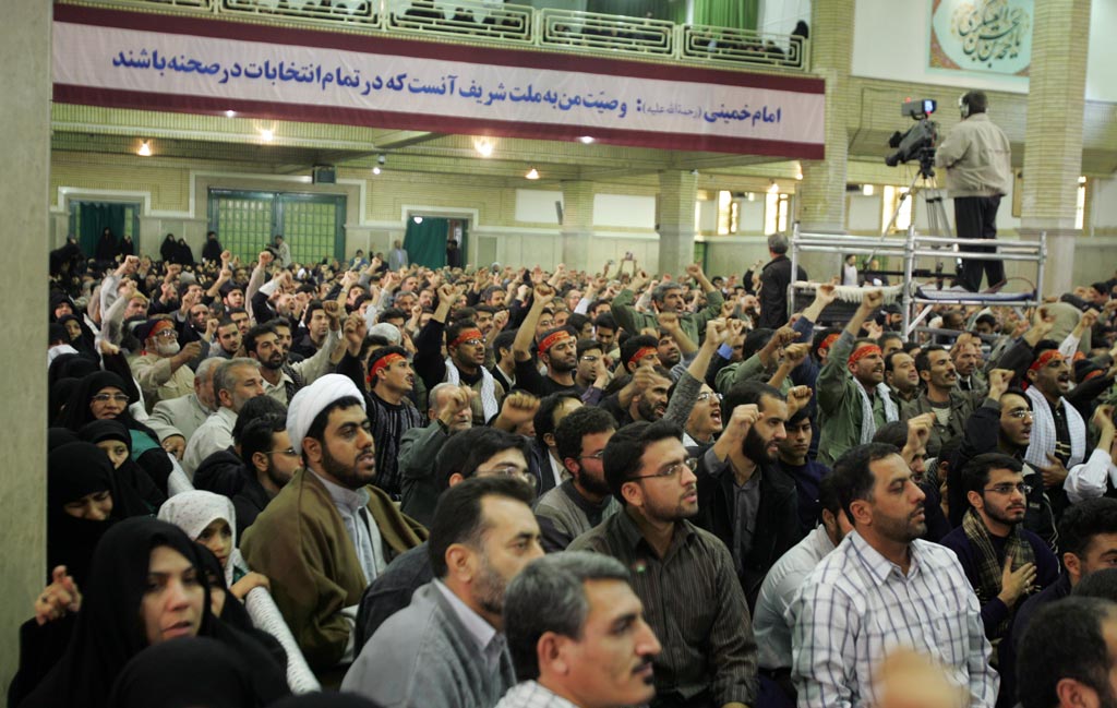 بعضی نگویند که مردم را فقط برای انتخابات میخواهند؛ نه، انتخابات یک نشانه است. انتخابات یک مقطع از مقاطع حضور مردم است بعضی نگویند که مردم را فقط برای انتخابات میخواهند؛ نه، انتخابات یک نشانه است. انتخابات یک مقطع از مقاطع حضور مردم است