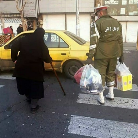 کمک رسانی دژبان ارتش به سالمند+ تصویر کمک رسانی دژبان ارتش به سالمند+ تصویر