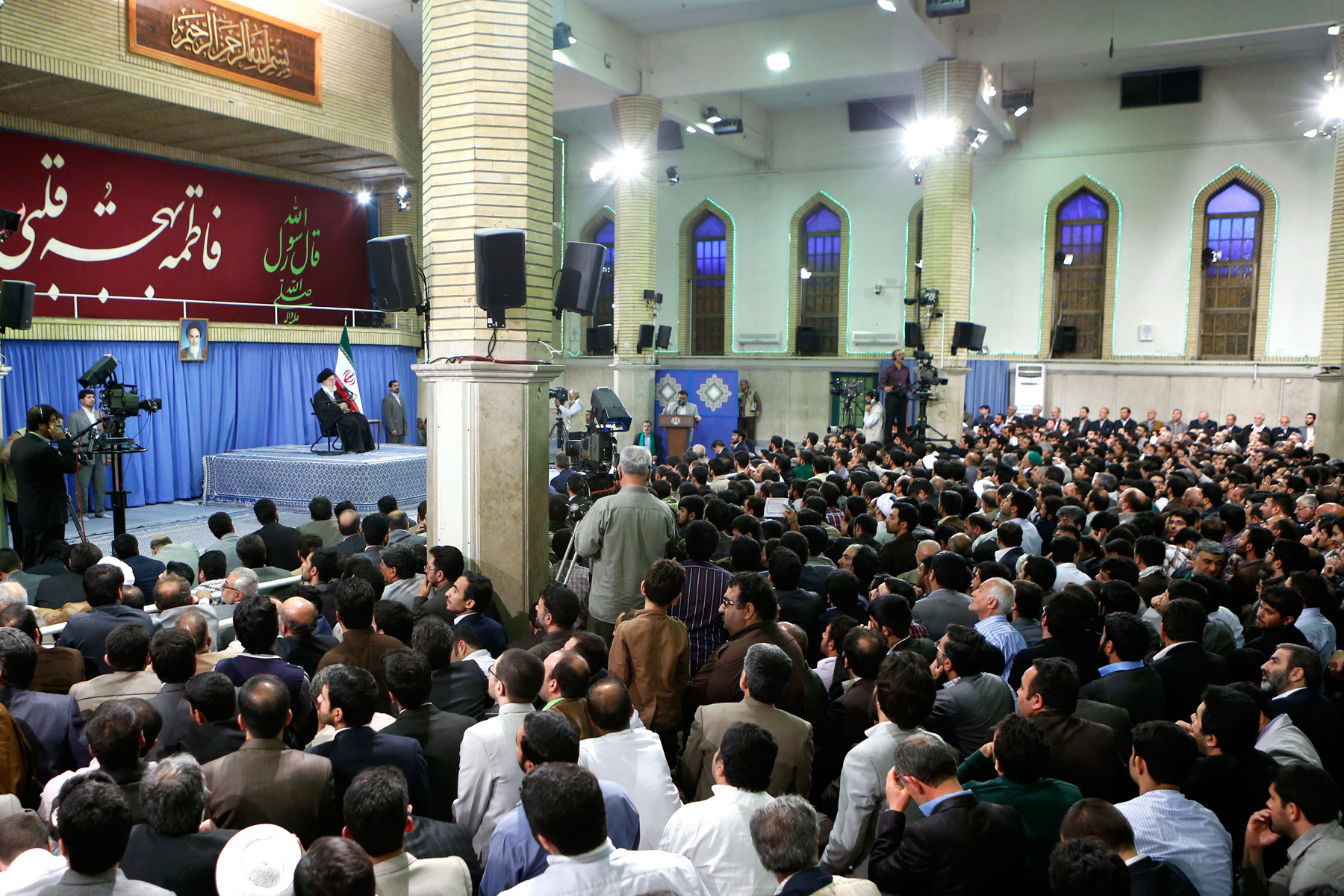 زن امروز دنیا الگو میخواهد. اگر الگوی او زینب و فاطمهی زهرا باشند، کارش عبارت است از فهم درست، هوشیاری در درک موقعیتها و انتخاب بهترین کارها زن امروز دنیا الگو میخواهد. اگر الگوی او زینب و فاطمهی زهرا باشند، کارش عبارت است از فهم درست، هوشیاری در درک موقعیتها و انتخاب بهترین کارها