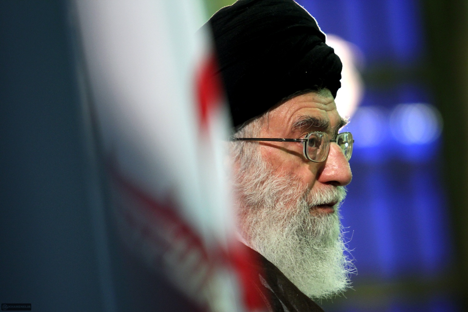 انتظار به معنای آن است که وجود ظلم و ستم در عالم، چشمهی امید را از دلهای منتظران نمیزداید و خاموش نمیکند انتظار به معنای آن است که وجود ظلم و ستم در عالم، چشمهی امید را از دلهای منتظران نمیزداید و خاموش نمیکند