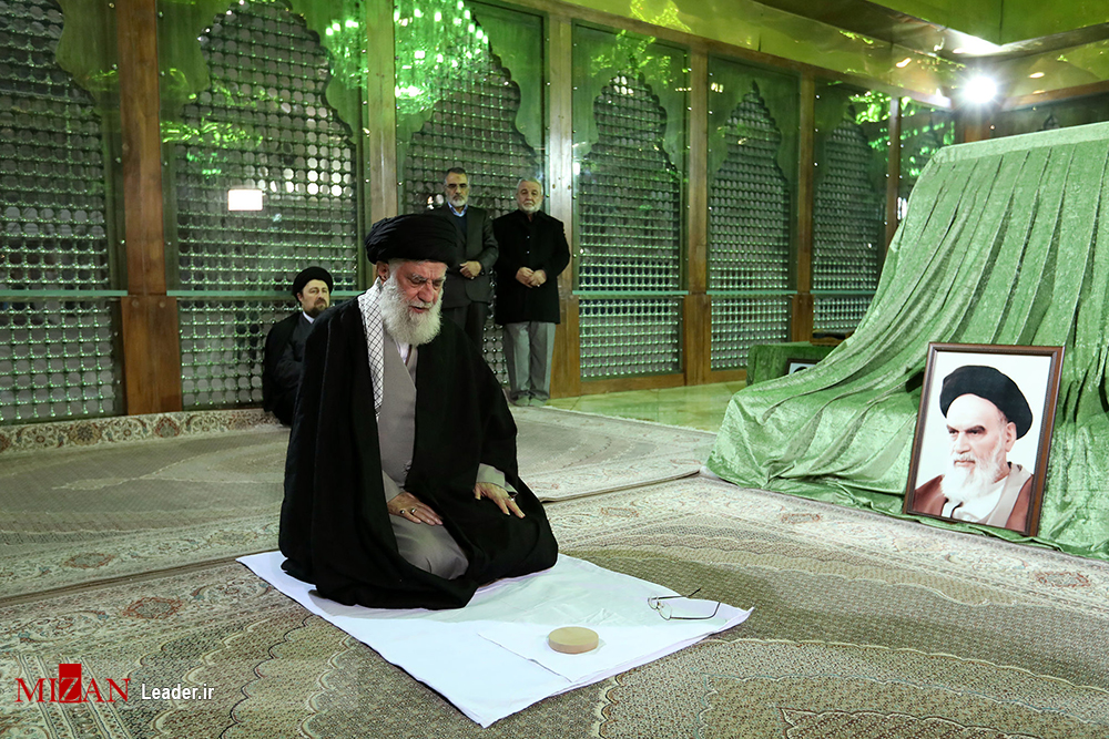 رهبر انقلاب اسلامی در مرقد امام خمینی(ره) وگلزار شهدا حضور یافتند