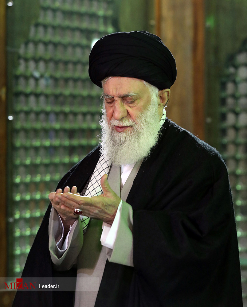 رهبر انقلاب اسلامی در مرقد امام خمینی(ره) وگلزار شهدا حضور یافتند