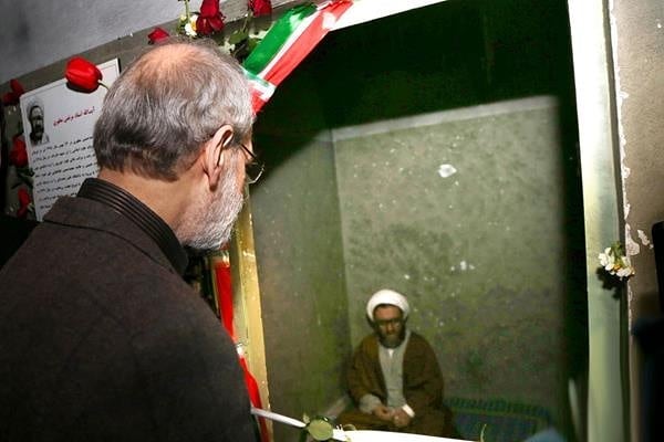 بازدید رییس مجلس شورای اسلامی از سلول شهید مطهری در موزه عبرت
