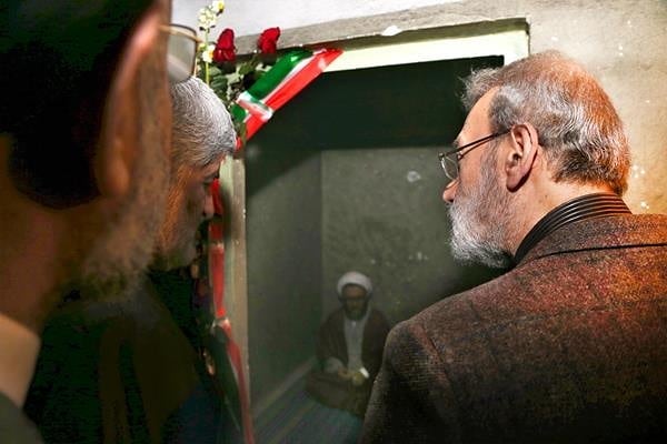 بازدید رییس مجلس شورای اسلامی از سلول شهید مطهری در موزه عبرت