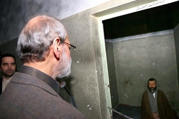بازدید رییس مجلس شورای اسلامی از سلول شهید مطهری در موزه عبرت