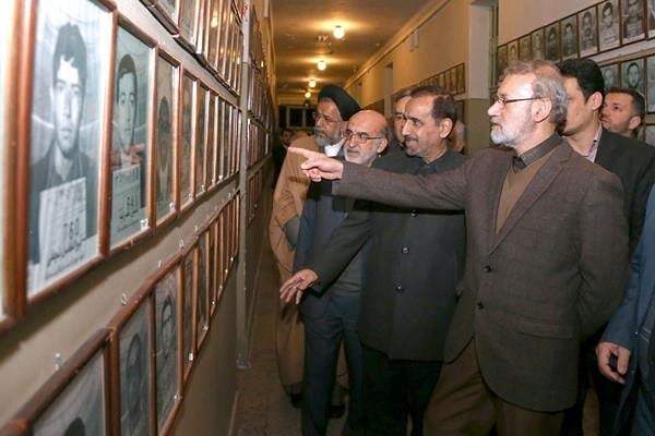بازدید رییس مجلس شورای اسلامی از سلول شهید مطهری در موزه عبرت