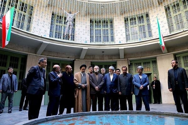 بازدید رییس مجلس شورای اسلامی از سلول شهید مطهری در موزه عبرت