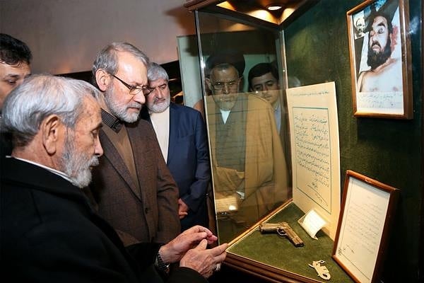 بازدید رییس مجلس شورای اسلامی از سلول شهید مطهری در موزه عبرت