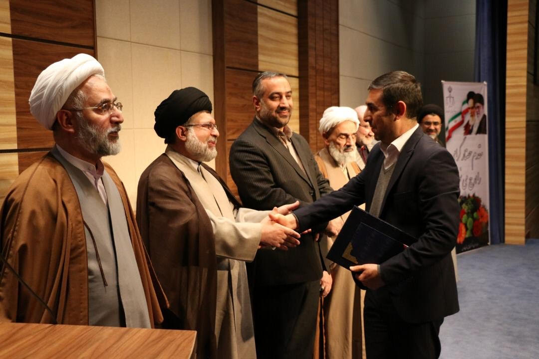 با حضور دادستان انتظامی قضات از ۳۵ نفر از قضات استان فارس تجلیل شد با حضور دادستان انتظامی قضات از ۳۵ نفر از قضات استان فارس تجلیل شد