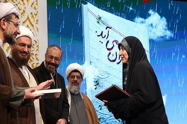 باران استعاره از «امام خمینی (ره)» و «امام زمان (عج)»دارد/ کتاب «آن مرد در باران میآید» کتابی که مورد تقریظ مقام معظم رهبری قرار گرفت باران استعاره از «امام خمینی (ره)» و «امام زمان (عج)»دارد/ کتاب «آن مرد در باران میآید» کتابی که مورد تقریظ مقام معظم رهبری قرار گرفت