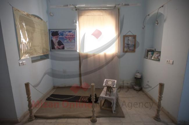 بازدید وزیر بهداشت از منزل مقام معظم رهبری در ایرانشهر در زمان تبعید+عکس بازدید وزیر بهداشت از منزل مقام معظم رهبری در ایرانشهر در زمان تبعید+عکس