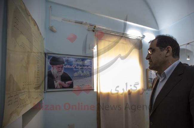 بازدید وزیر بهداشت از منزل مقام معظم رهبری در ایرانشهر در زمان تبعید+عکس بازدید وزیر بهداشت از منزل مقام معظم رهبری در ایرانشهر در زمان تبعید+عکس