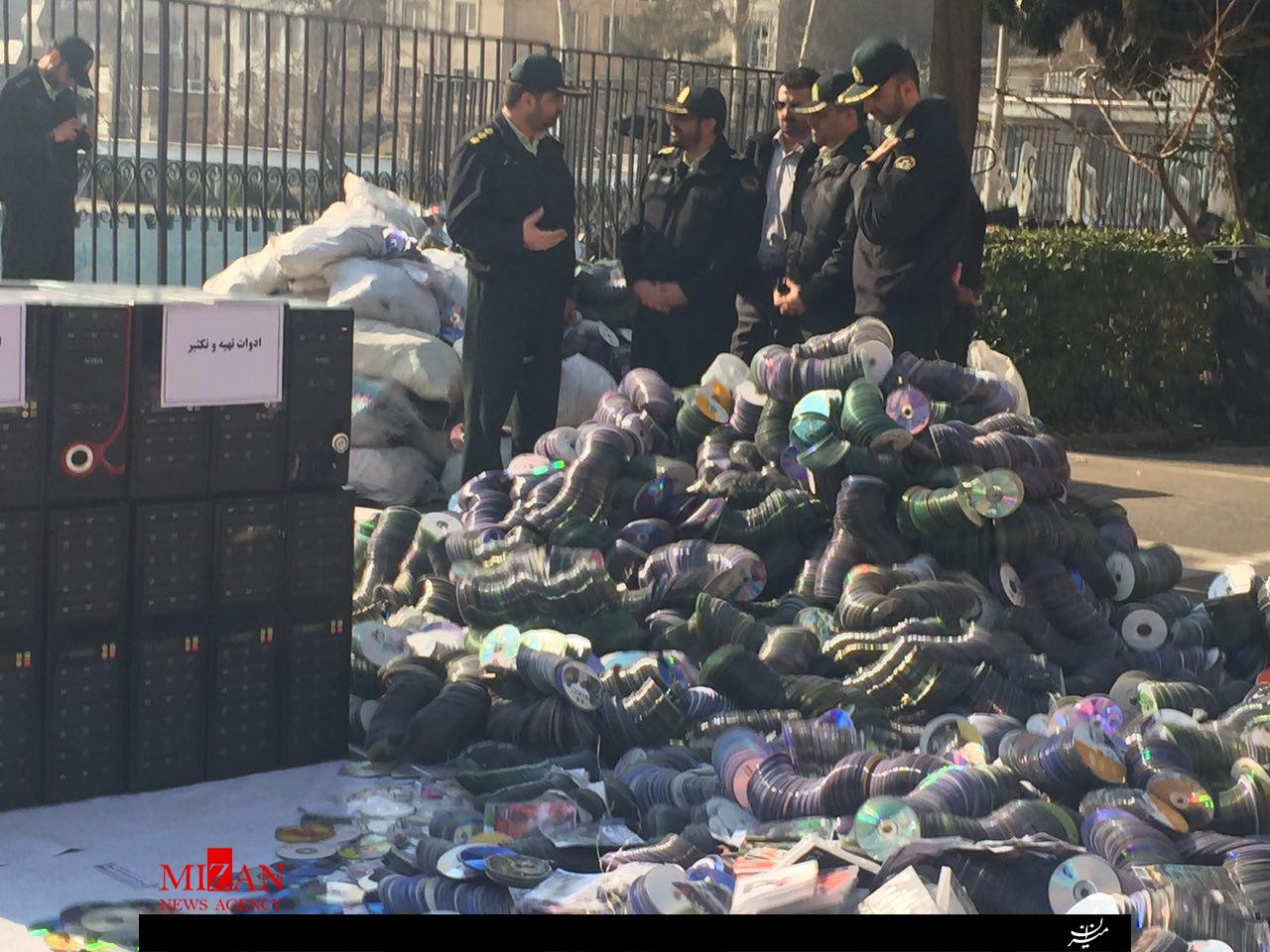 جمع آوری و امحا محصولات مخرب فرهنگی+عکس