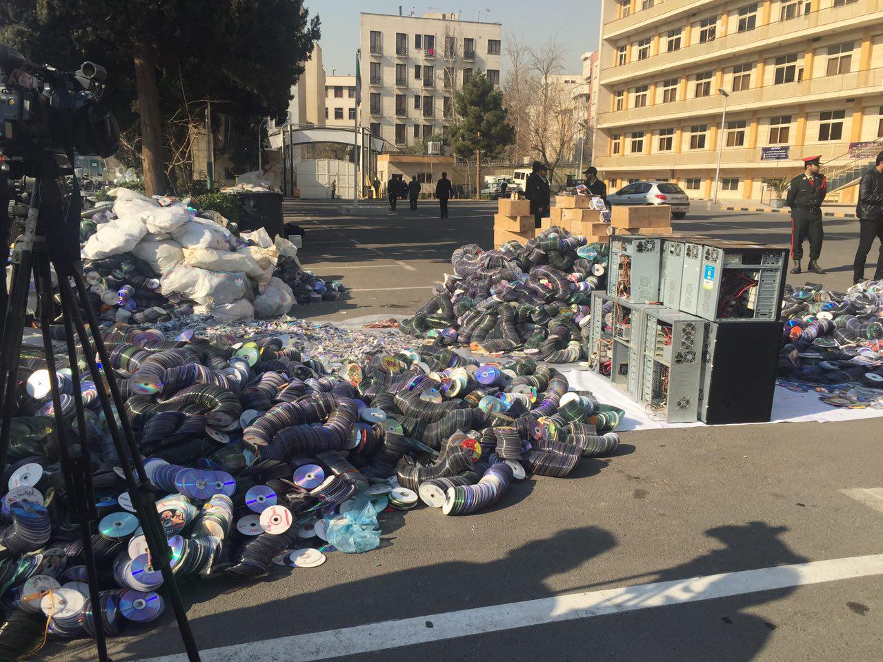 جمع آوری و امحاء محصولات مخرب فرهنگی+عکس