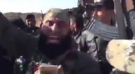 شادی ابوعزرائیل پس از به زانودر آوردن داعشی‌ها + عکس