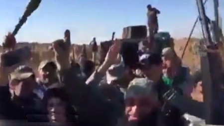 شادی ابوعزرائیل پس از به زانودر آوردن داعشی‌ها + عکس