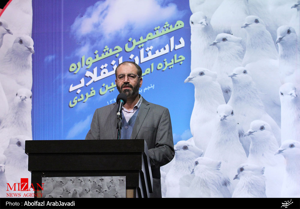 مومنی‌شریف: نویسندگان به پژواك بین‌المللی انقلاب توجه كنند/ مرحوم فردی نوشتن از انقلاب را وظیفه همه داستان‌نویسان كشور می‌دانست