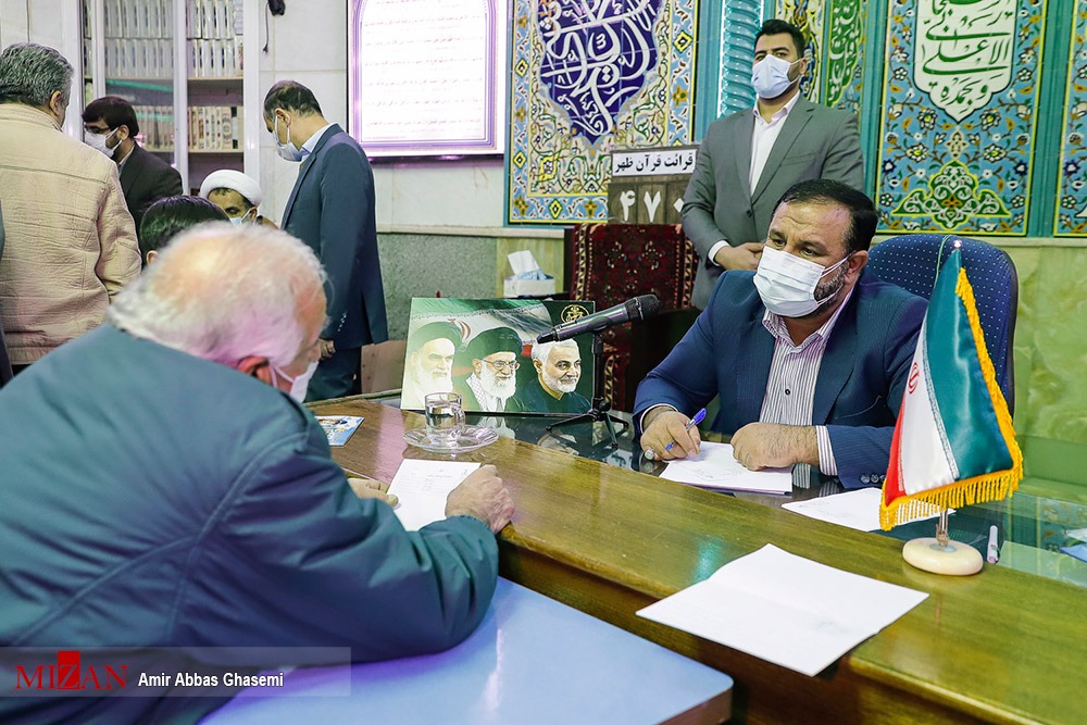 دادستان تهران در بين نمازگزاران مسجد حضرت رسول (ص) محله نازی آباد حضور پیدا کرد دادستان تهران در بين نمازگزاران مسجد حضرت رسول (ص) محله نازی آباد حضور پیدا کرد