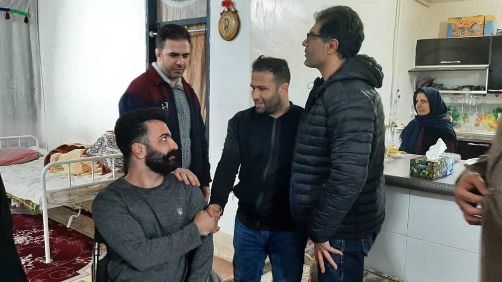 توزیع لباس ورزشی و عیادت از کشتیگیر ضایعه نخاعی توسط قهرمانان کشتی توزیع لباس ورزشی و عیادت از کشتیگیر ضایعه نخاعی توسط قهرمانان کشتی