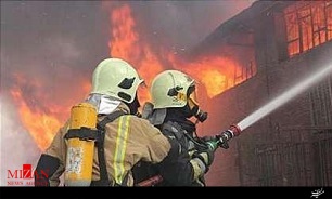 حریق در انبار کالا واقع در خیابان کارگر/ 2 آتش نشان مجروح شدند
