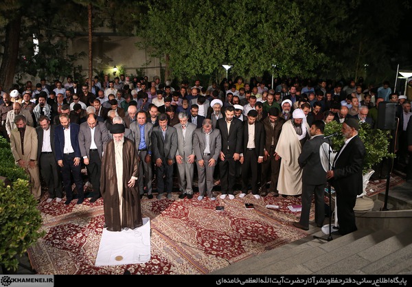 دیدار جمعی از اهالی شعر و ادب با رهبر انقلاب + عکس