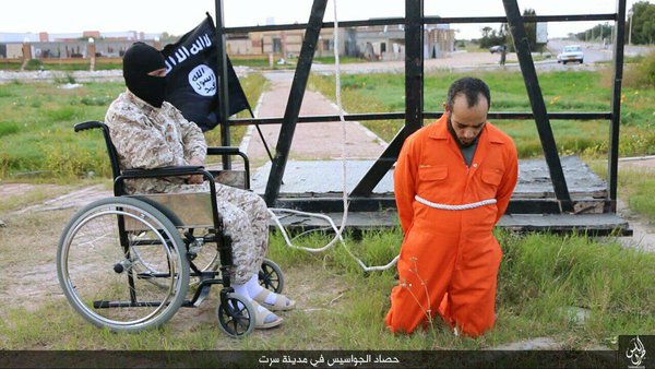 داعش یکی از اعضایش را به اتهام جاسوسی به صلیب کشید (16+) داعش یکی از اعضایش را به اتهام جاسوسی به صلیب کشید (16+)