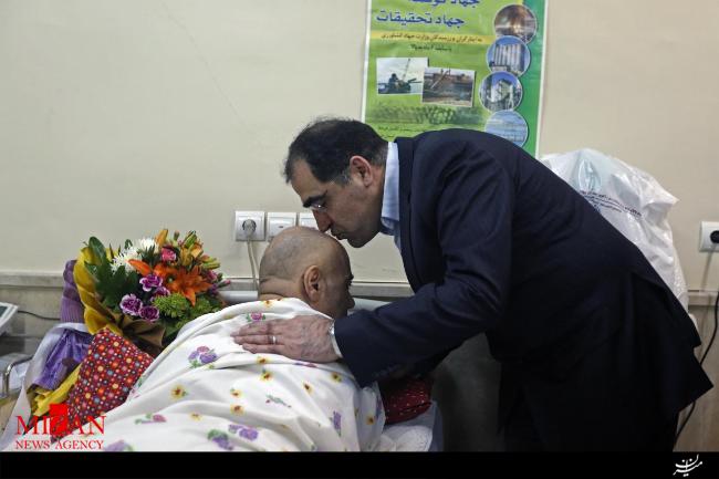 عیادت وزیر بهداشت از دو یادگار دوران دفاع مقدس + عکس عیادت وزیر بهداشت از دو یادگار دوران دفاع مقدس + عکس