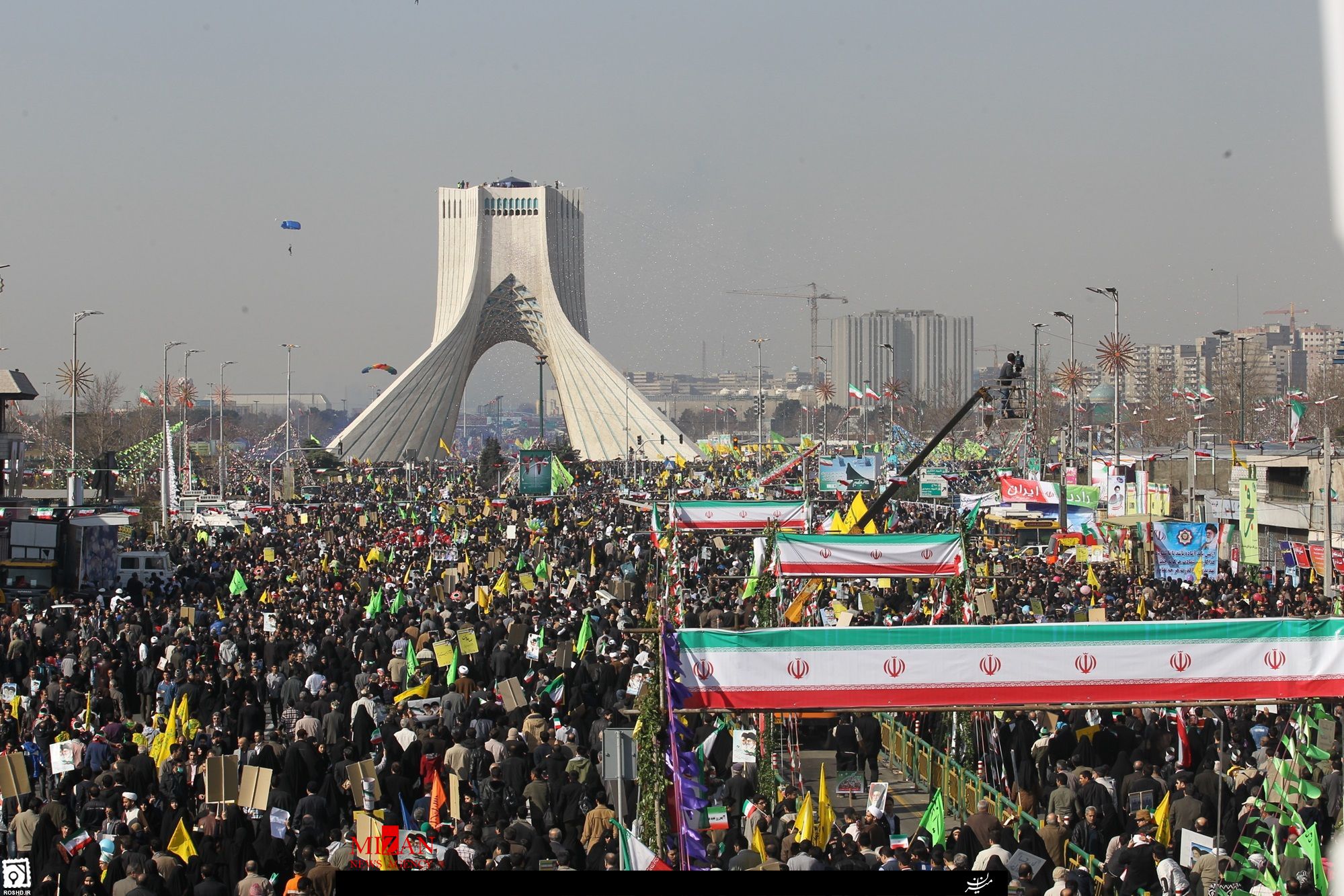 حضور پر رنگ مردم ايران در روز گذشته نشانگر حمايت از دولتمردان بود