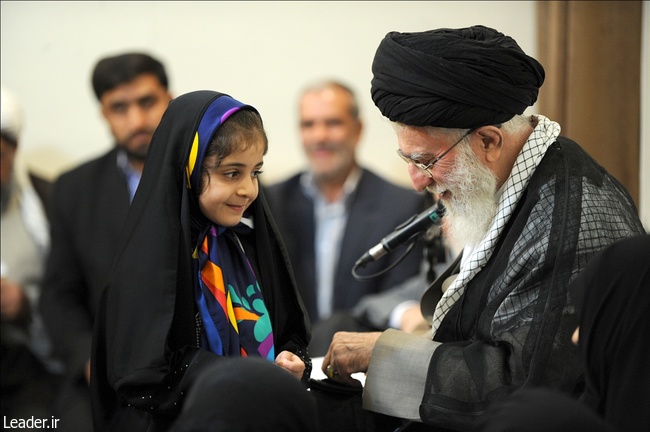 حاشیه‌های دیدار جمعی از خانواده‌های شهیدان مدافع حرم با رهبر معظم انقلاب اسلامی/ عبایی که جا ماند!