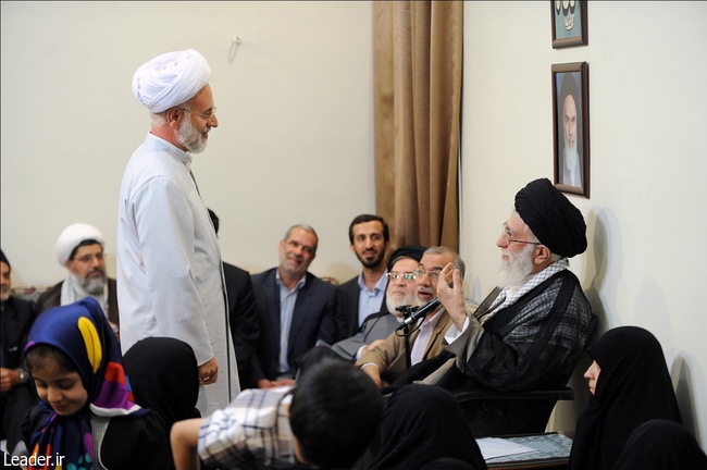 حاشیه‌های دیدار جمعی از خانواده‌های شهیدان مدافع حرم با رهبر معظم انقلاب اسلامی/ عبایی که جا ماند!