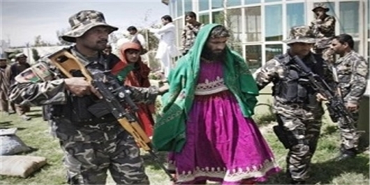 بازداشت مردی که با لباس زنانه قصد فرار از 