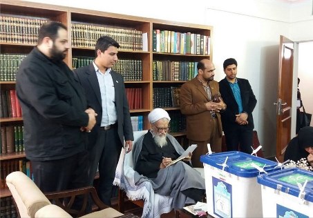 آیت‌الله موحدی‌کرمانی رای خود را به صندوق انداخت