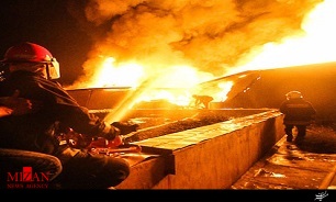 آتشسوزی گسترده در انبار لوازم برقی/مصدومیت دو آتش نشان آتشسوزی گسترده در انبار لوازم برقی/مصدومیت دو آتش نشان