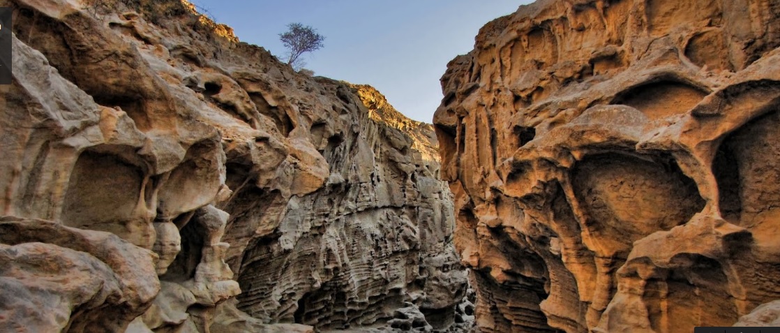 به تماشای تنگه چاهکوه در جزیره ای رویایی بروید
