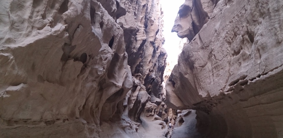 به تماشای تنگه چاهکوه در جزیره ای رویایی بروید