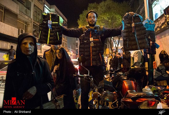 نبض بازار شب عید در انحصار دستفروشان/ مافیایی که برای پیاده‌روها نرخ تعیین می‌کند