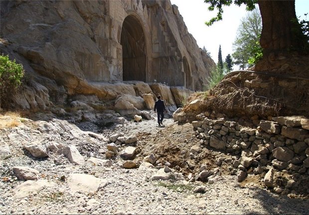خشکیدن چشمههای چندهزارساله «طاقبستان» در خشکیدن چشمههای چندهزارساله «طاقبستان» در
