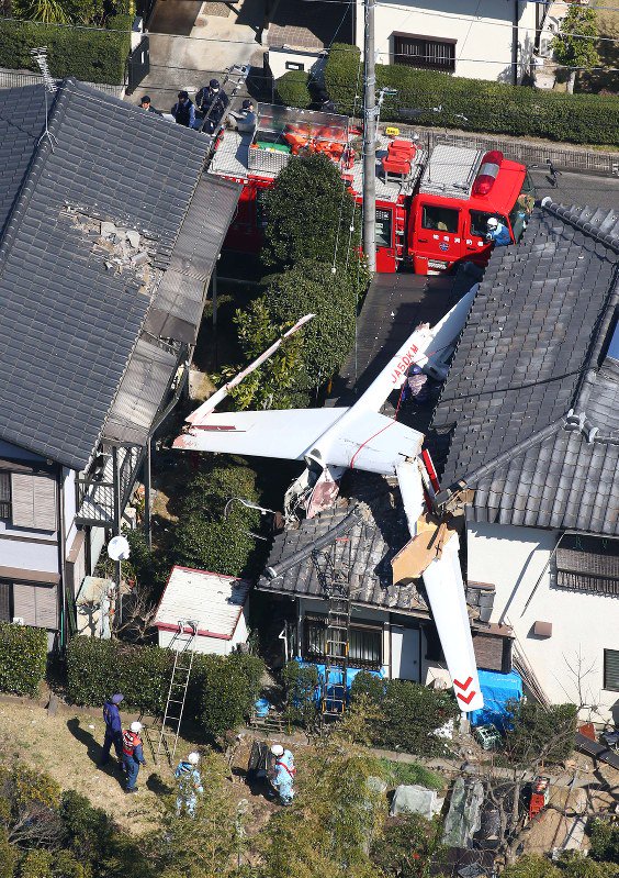 سقوط گلایدر در ژاپن 2 مجروح بر جا گذاشت + عکس