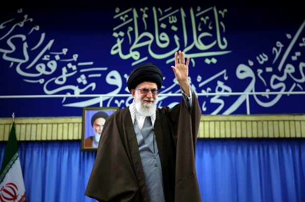 اینکه بگویند فردای دنیا، فردای مذاکره است، دنیای موشک نیست، این اگر از روی ناآگاهی گفته شود که ناآگاهی است؛ اما اگر از روی آگاهی باشد خیانت است/ اگر نظام اسلامی دنبال فناوری و مذاکره باشد، اما قدرت دفاعی نداشته باشد، هر کشور فزرتی که تهدید کند باید عقب‌نشینی کند