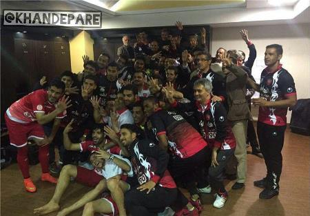 پنالتی پرسپولیس گل شده بود؟/ جشن پرسپولیسیها در رختکن با نشان دادن عدد 4 پنالتی پرسپولیس گل شده بود؟/ جشن پرسپولیسیها در رختکن با نشان دادن عدد 4
