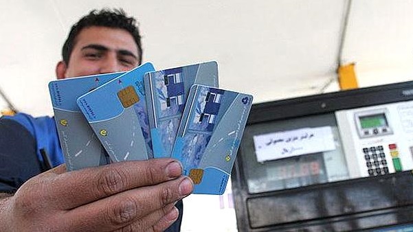 کارت سوخت خودروها حذف نمی‌شود/ بنزین دو نرخی شد