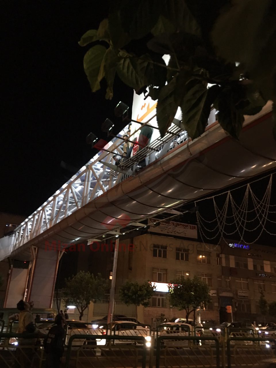 نجات زن جوان قبل از خودکشی در خیابان آزادی نجات زن جوان قبل از خودکشی در خیابان آزادی