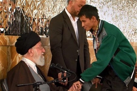 روایت میزان از دیدار پر مهر و عطوفت خانواده شهدای مدافع حرم افغان با رهبر انقلاب