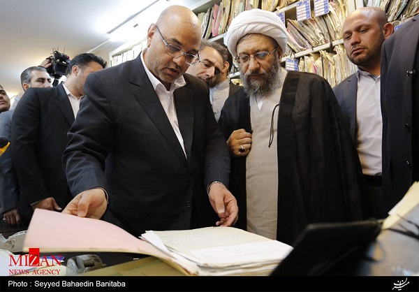آیت الله آملی لاریجانی از اداره ثبت شرق تهران بازدید کرد + عکس