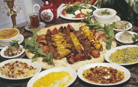 سیاسیون و سفره‌های افطاری مسرفانه/فقرا و مستمندان نظاره‌گرند!