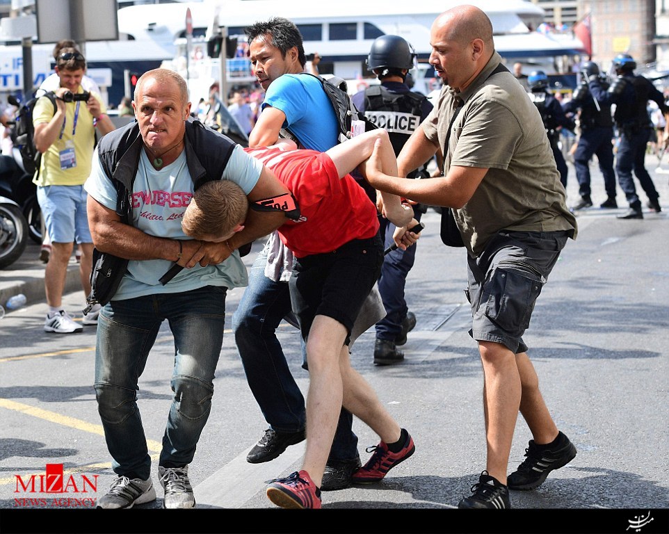 درگیری دهها هوادار انگلیسی با پلیس فرانسه + تصاویر (16+) درگیری دهها هوادار انگلیسی با پلیس فرانسه + تصاویر (16+)